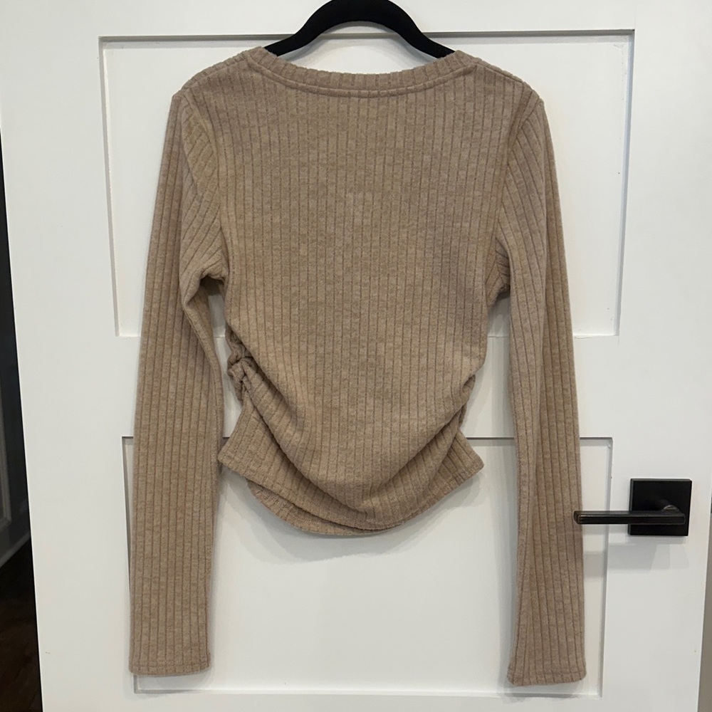 Commense Ribbed V-Neck Top - Picture 8 of 9